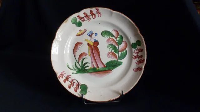 Une assiette en faïence