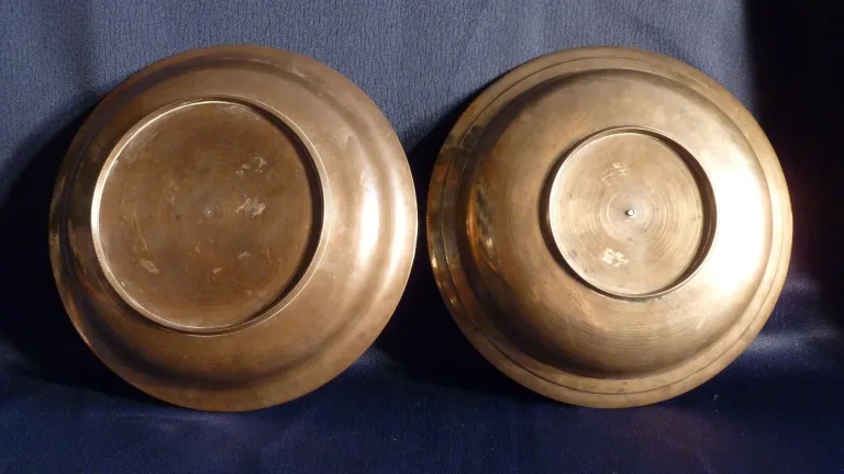 Deux assiettes en bronze