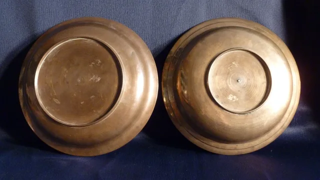 Deux assiettes en bronze