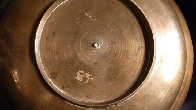 Deux assiettes en bronze