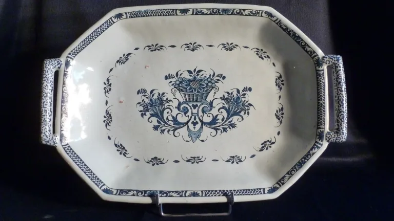 Plat en faïence