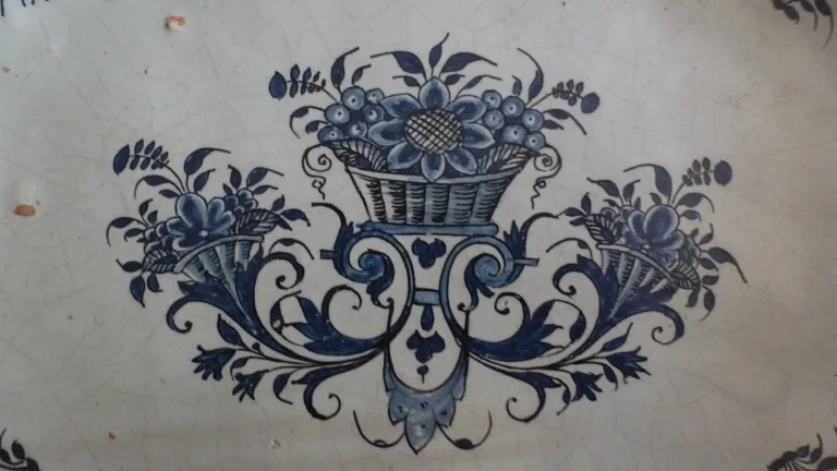 Plat en faïence