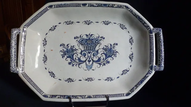 Plat en faïence
