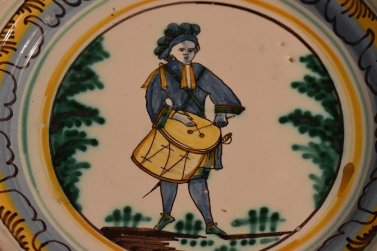 Assiette au  décor de joueur de tambour