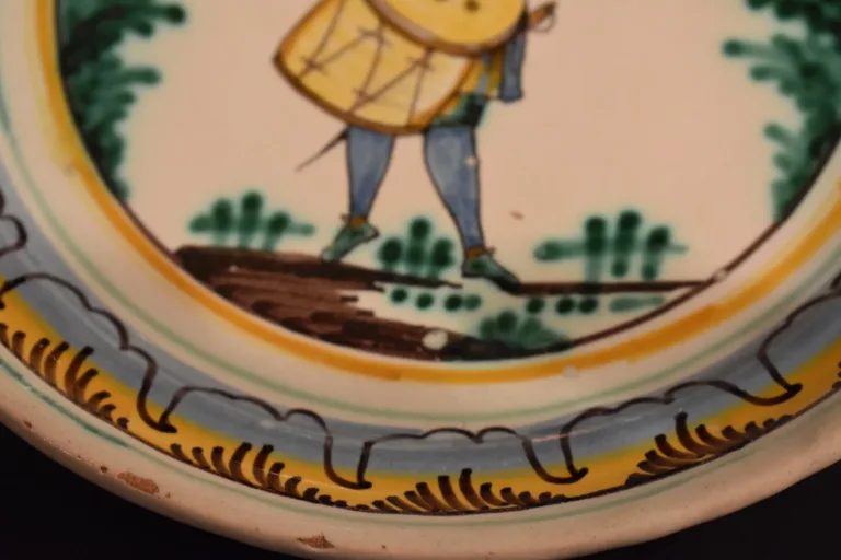 Assiette au  décor de joueur de tambour