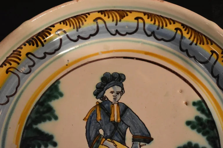 Assiette au  décor de joueur de tambour