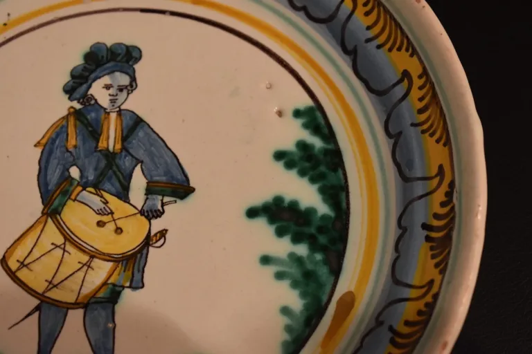 Assiette au  décor de joueur de tambour