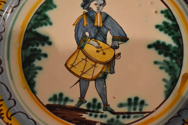 Assiette au  décor de joueur de tambour