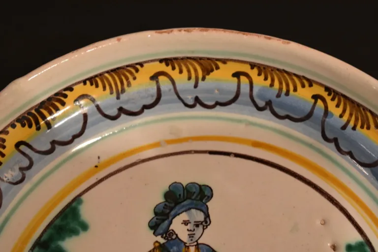 Assiette au  décor de joueur de tambour