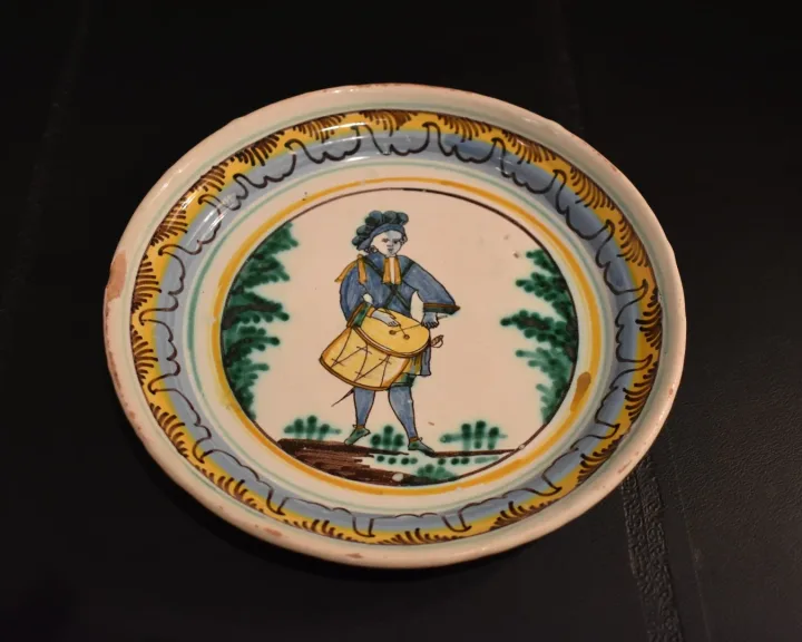 Assiette au  décor de joueur de tambour