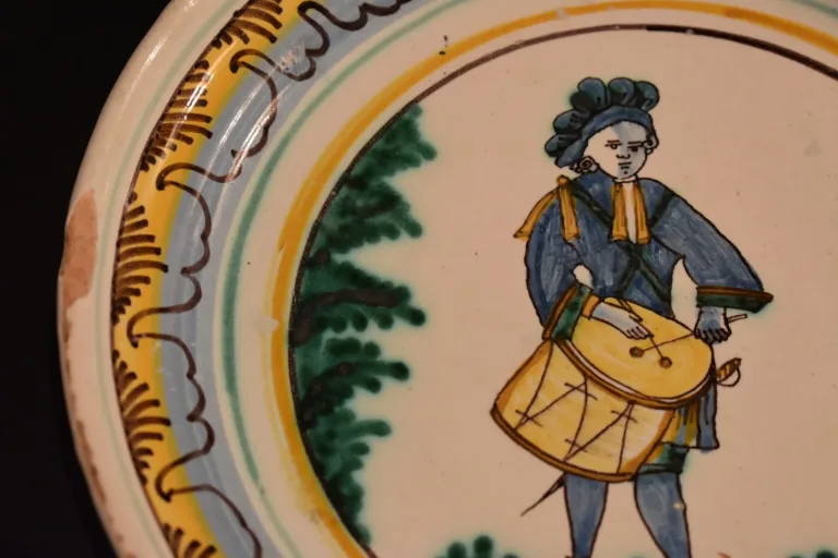 Assiette au  décor de joueur de tambour