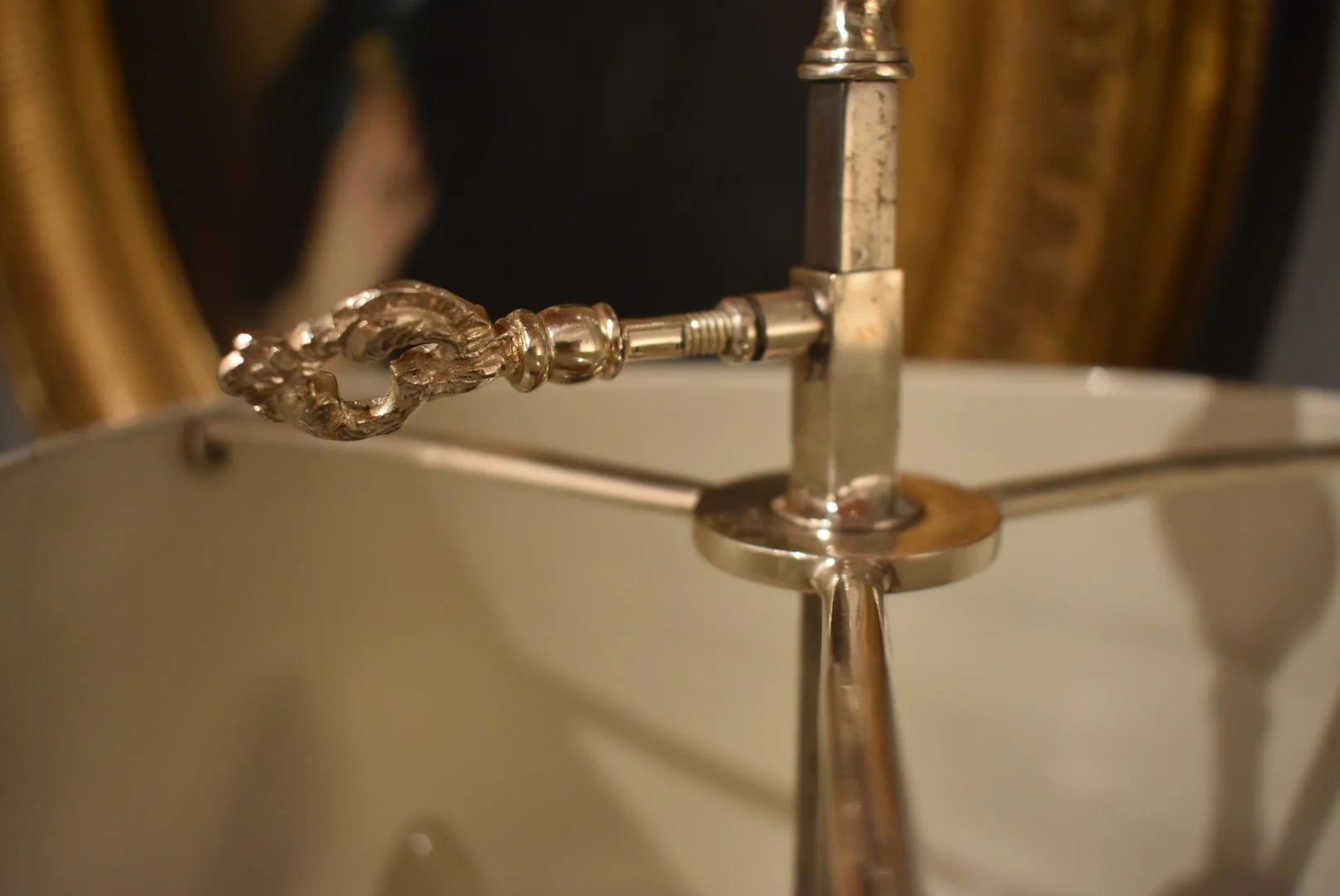 Lampe bouillotte à trois en bronze argenté