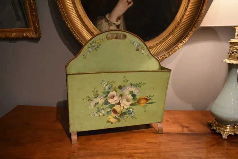 Porte revues en tôle peinte