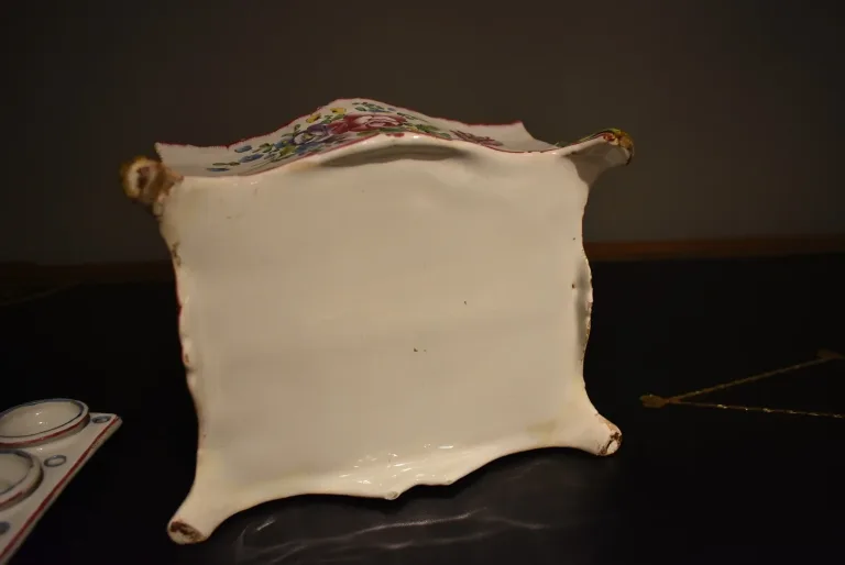 OIGNON-DOSE AUS FAIENCE AUS DEM 18. JAHRHUNDERT