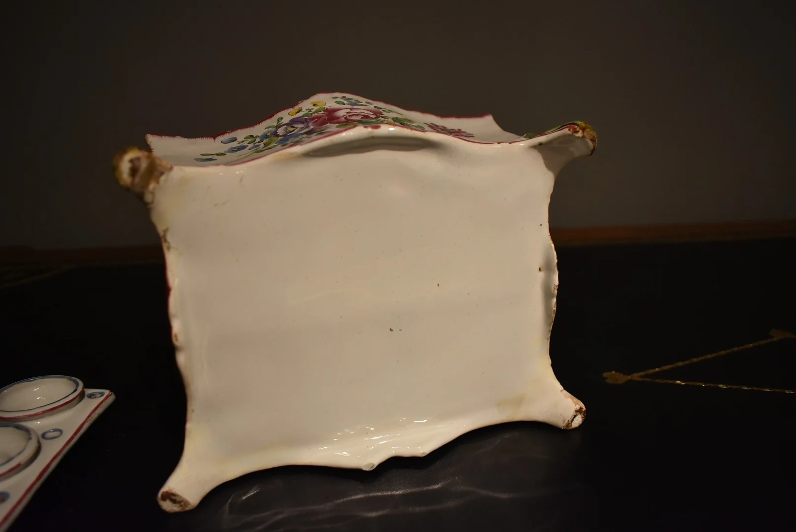 OIGNON-DOSE AUS FAIENCE AUS DEM 18. JAHRHUNDERT