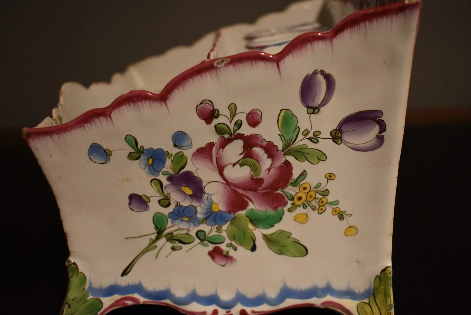 OIGNON-DOSE AUS FAIENCE AUS DEM 18. JAHRHUNDERT