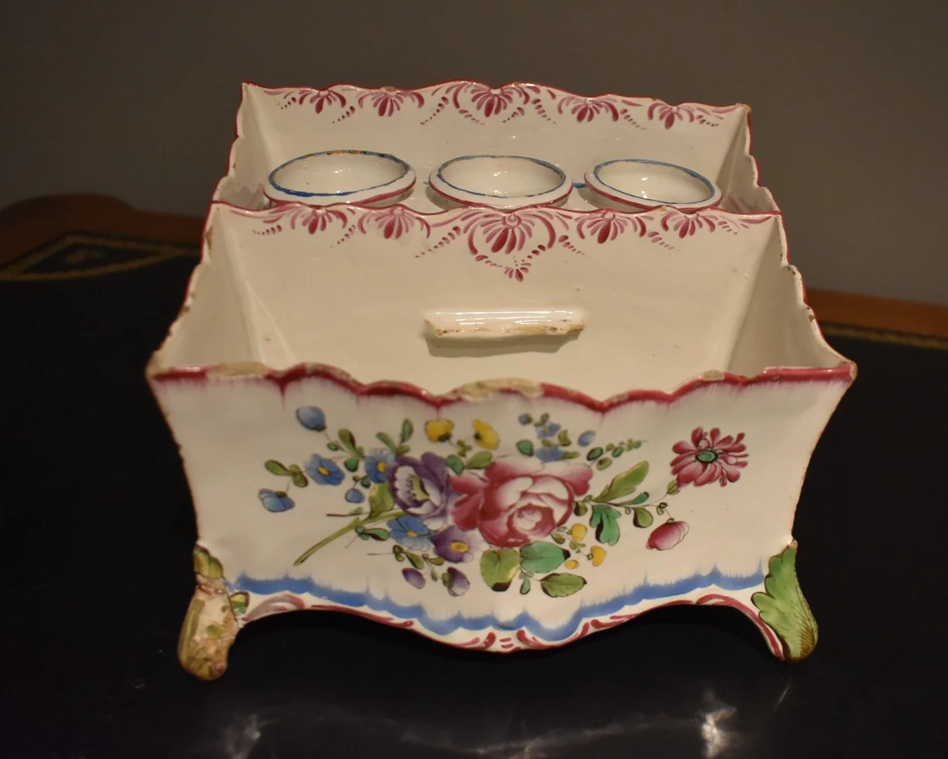 OIGNON-DOSE AUS FAIENCE AUS DEM 18. JAHRHUNDERT