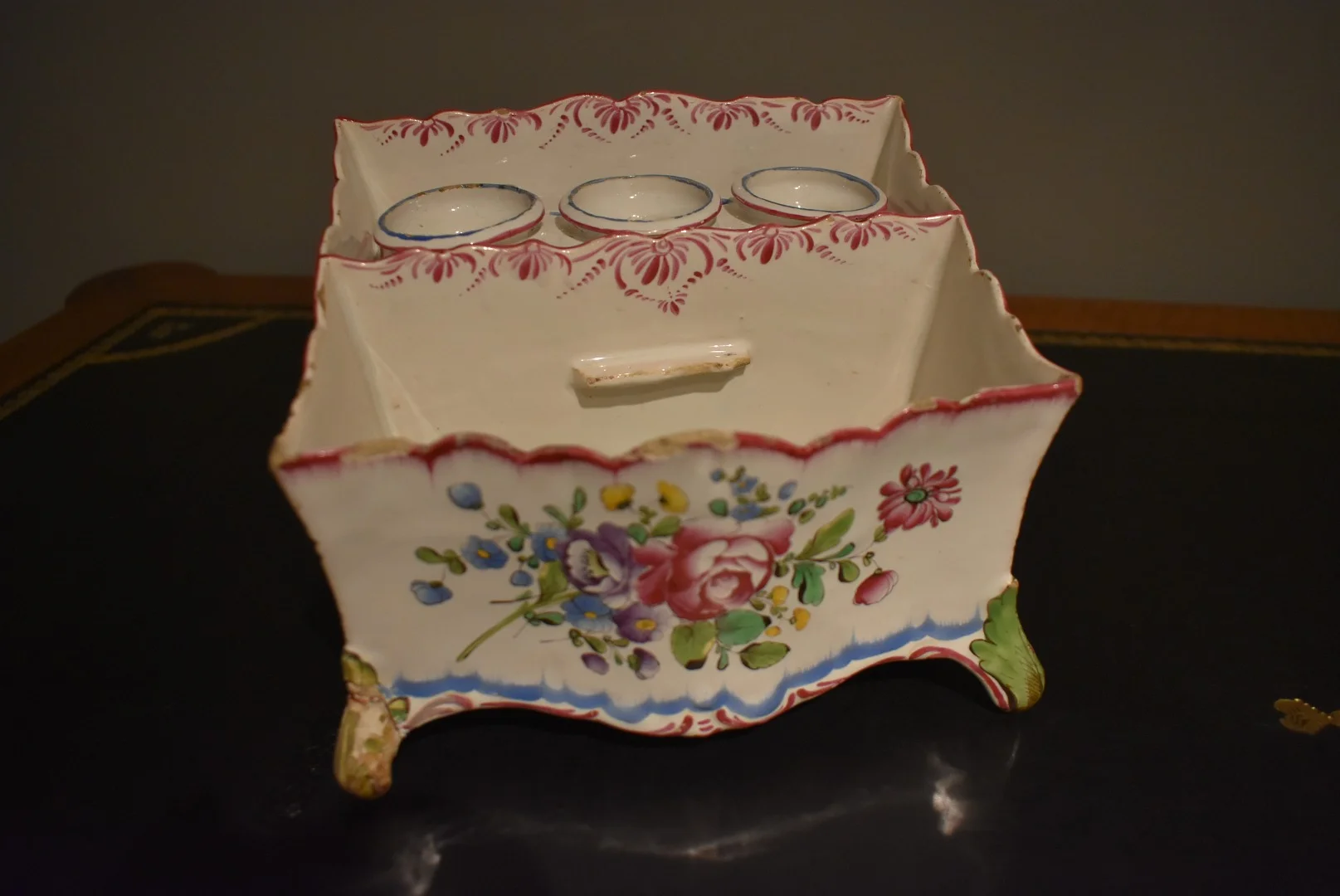 OIGNON-DOSE AUS FAIENCE AUS DEM 18. JAHRHUNDERT