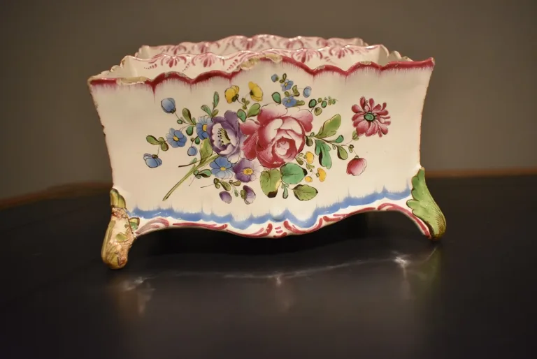 OIGNON-DOSE AUS FAIENCE AUS DEM 18. JAHRHUNDERT