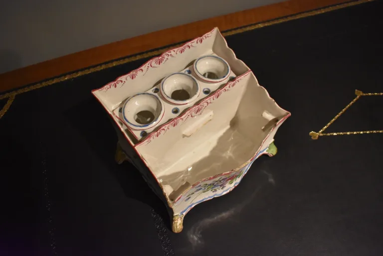 OIGNON-DOSE AUS FAIENCE AUS DEM 18. JAHRHUNDERT