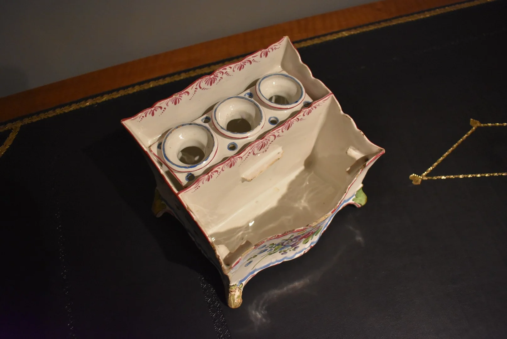 OIGNON-DOSE AUS FAIENCE AUS DEM 18. JAHRHUNDERT