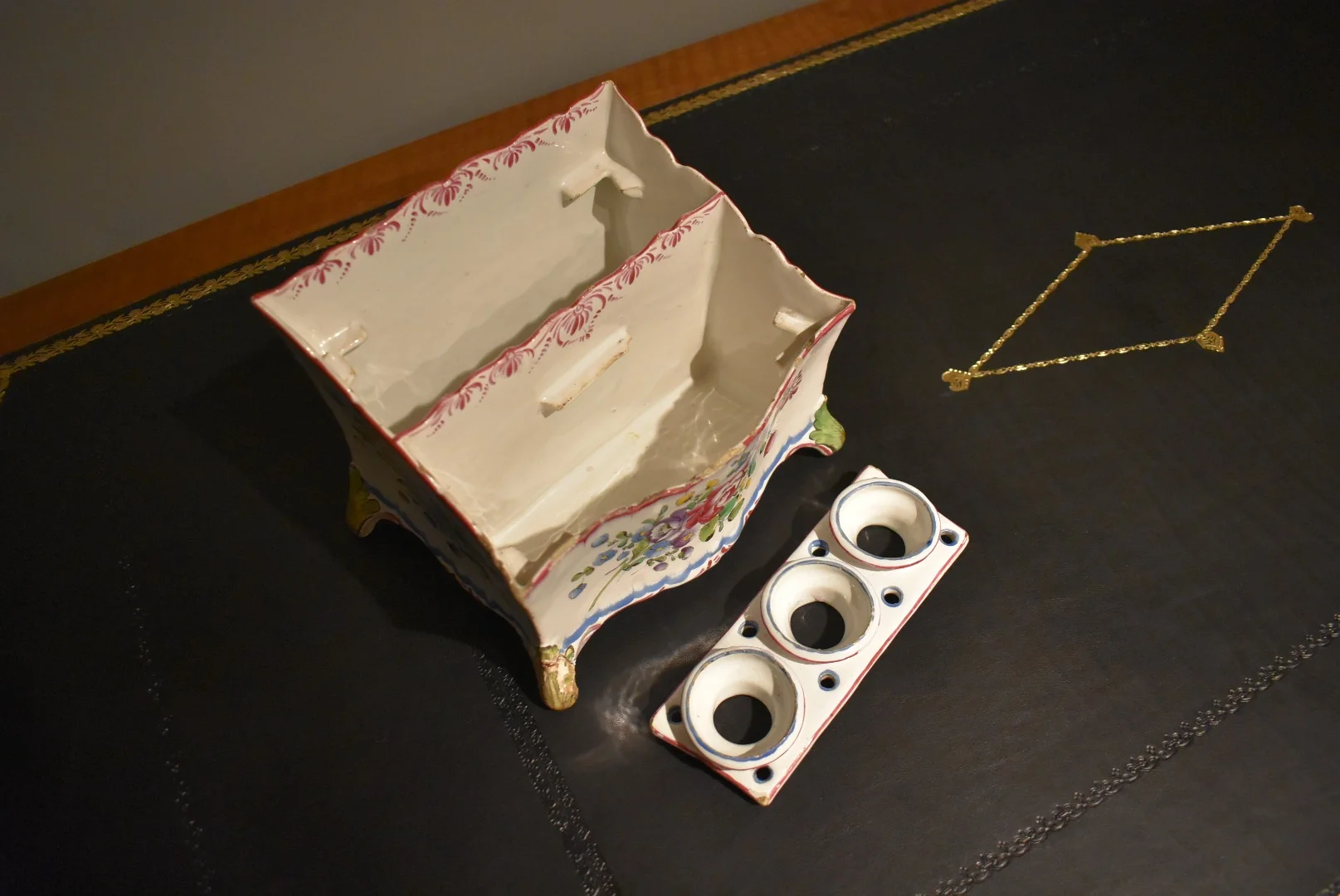 OIGNON-DOSE AUS FAIENCE AUS DEM 18. JAHRHUNDERT
