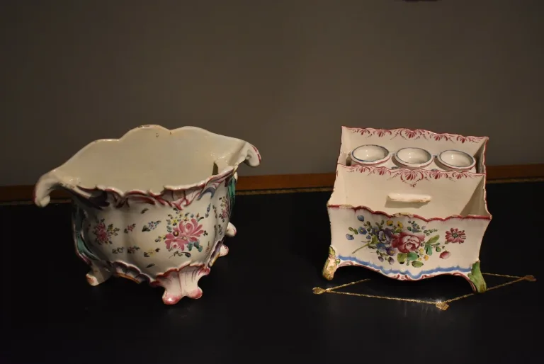 OIGNON-DOSE AUS FAIENCE AUS DEM 18. JAHRHUNDERT