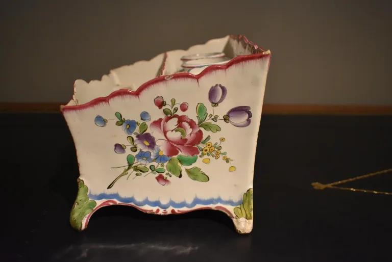 OIGNON-DOSE AUS FAIENCE AUS DEM 18. JAHRHUNDERT