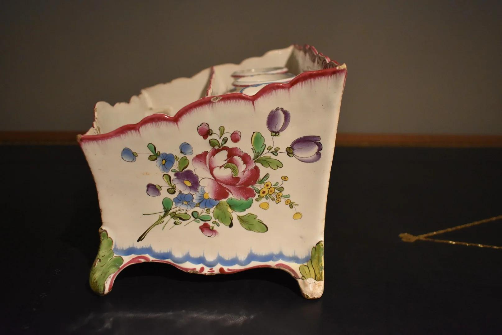 OIGNON-DOSE AUS FAIENCE AUS DEM 18. JAHRHUNDERT