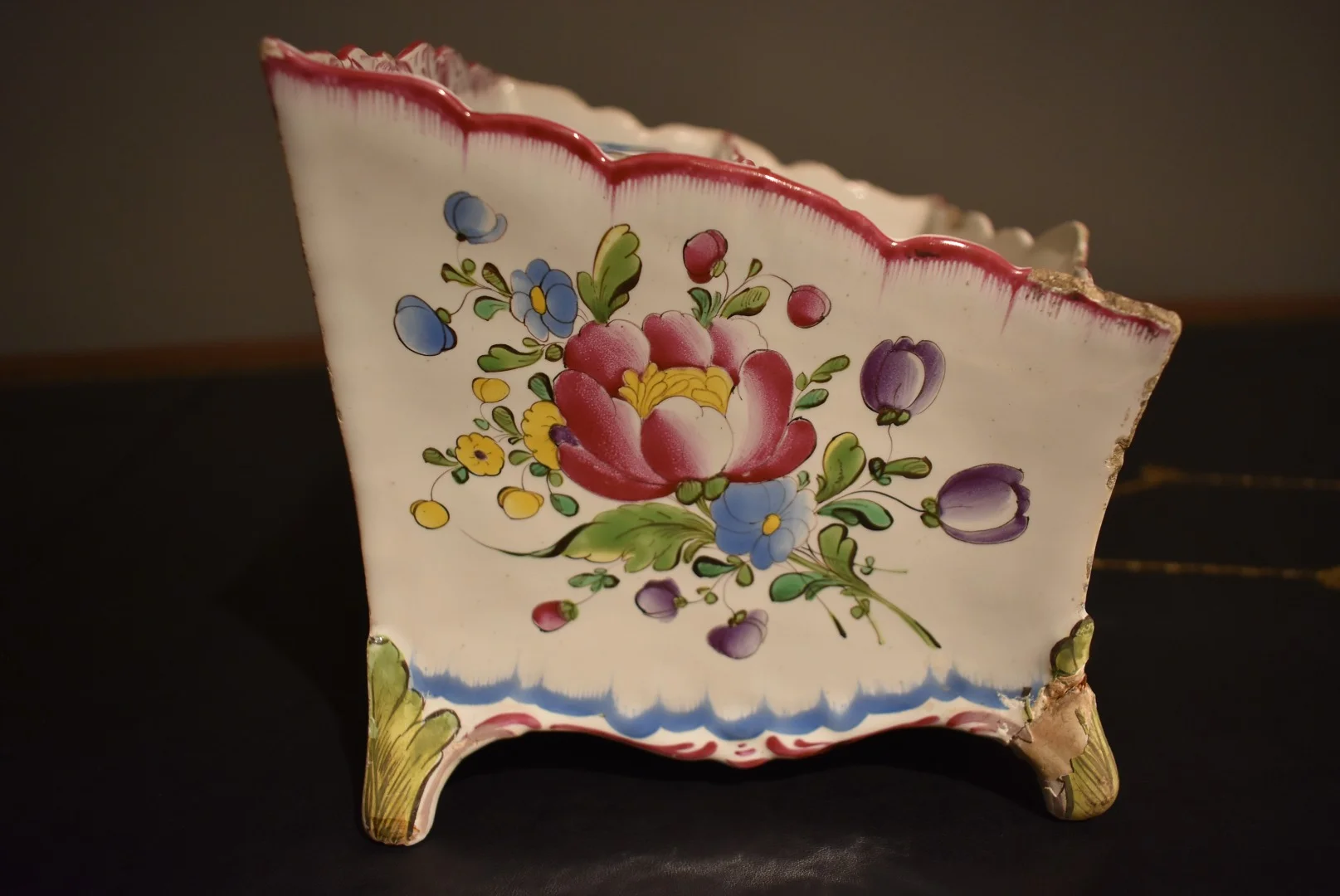 OIGNON-DOSE AUS FAIENCE AUS DEM 18. JAHRHUNDERT