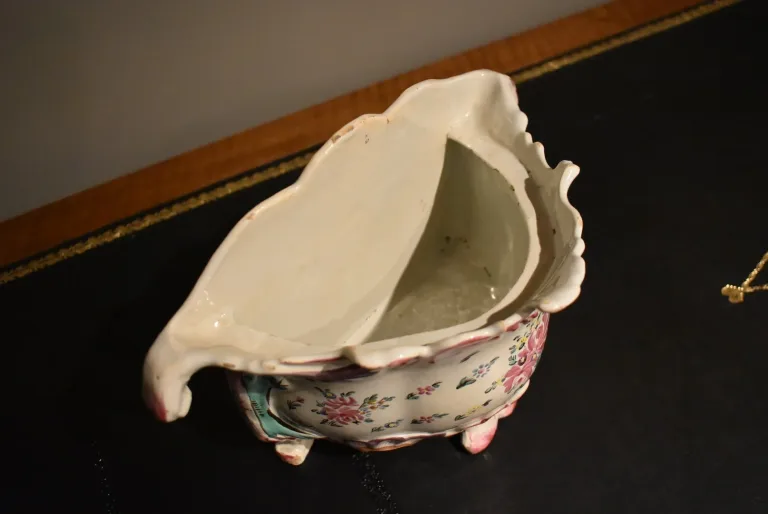 Bouquetière en faïence du Midi époque 18 ième
