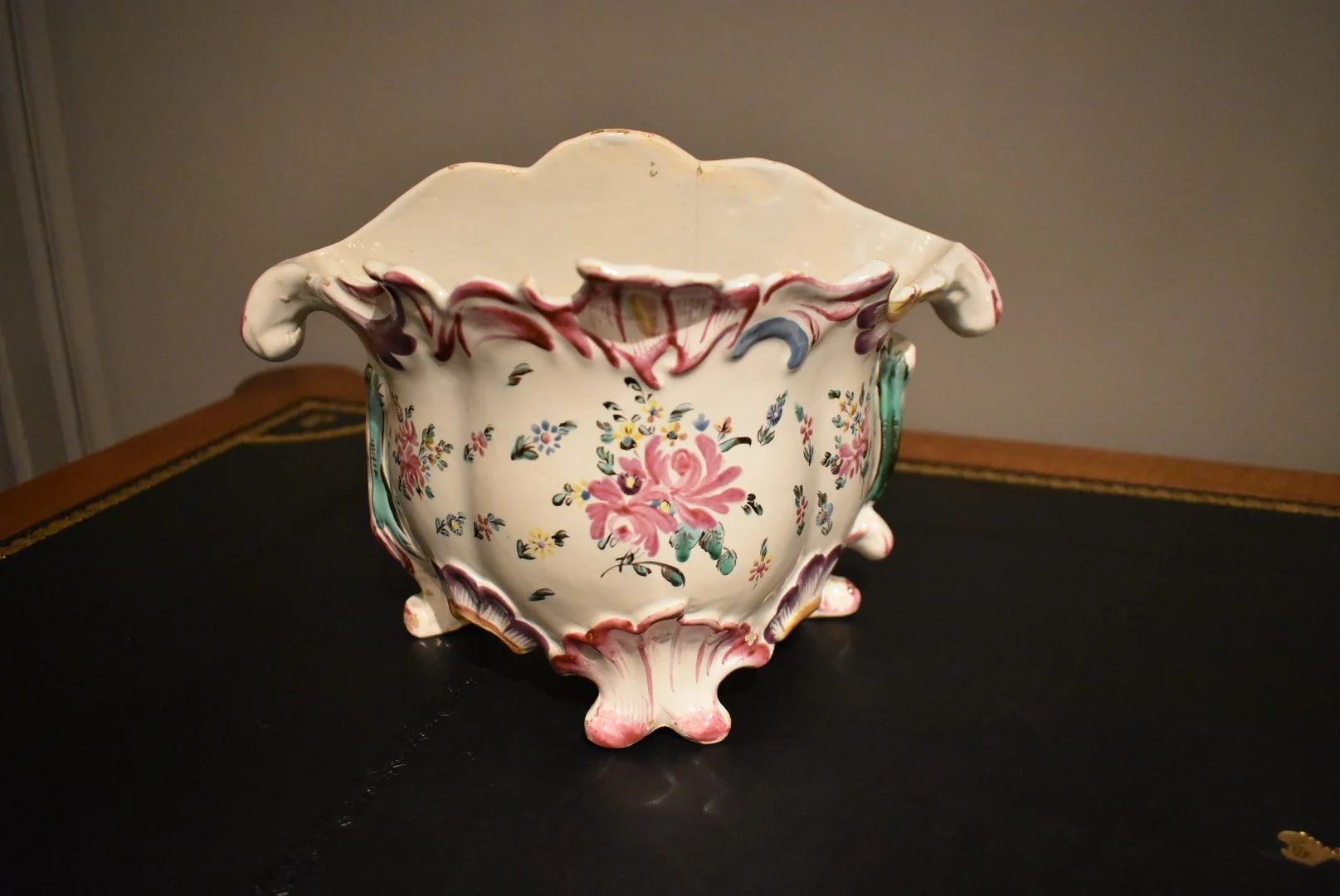 Bouquetière en faïence du Midi époque 18 ième