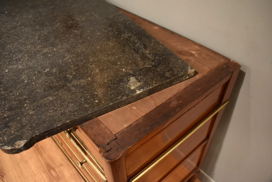 Commode de style Louis XVI en acajou