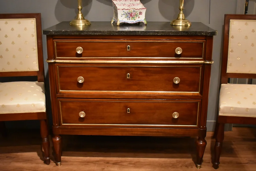 Commode de style Louis XVI en acajou