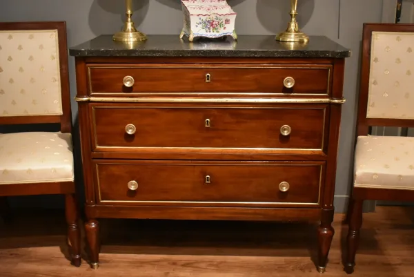 Kommode im Louis-XVI-Stil aus Mahagoni