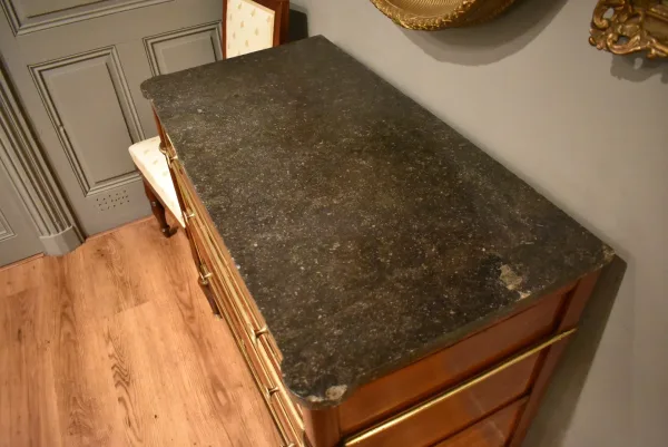 Kommode im Louis-XVI-Stil aus Mahagoni