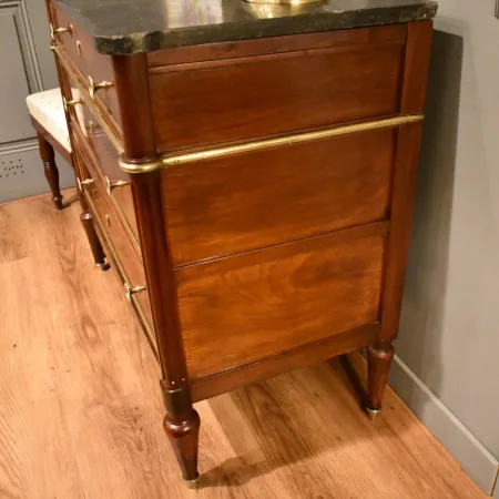Kommode im Louis-XVI-Stil aus Mahagoni