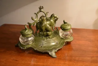 Tintenfass aus Zinkguss mit grüner Patina