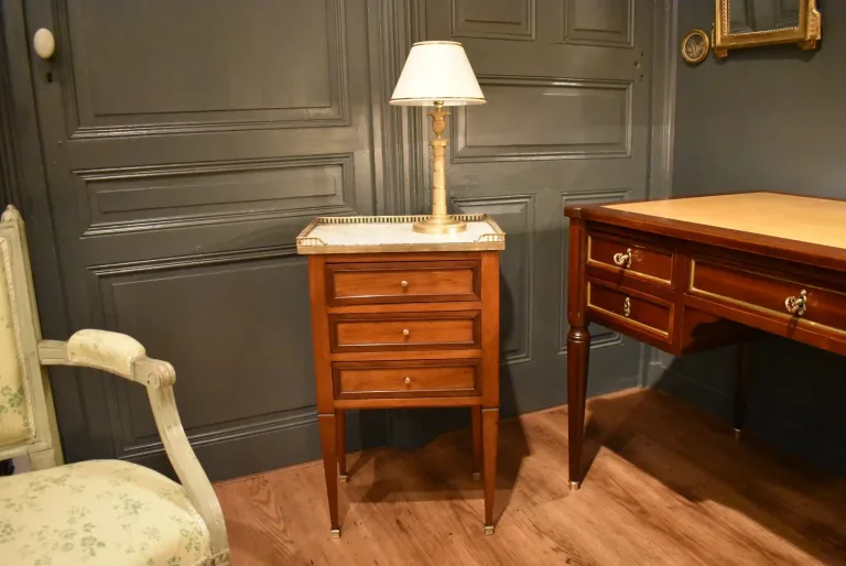 Chevet de style Louis XVI en acajou