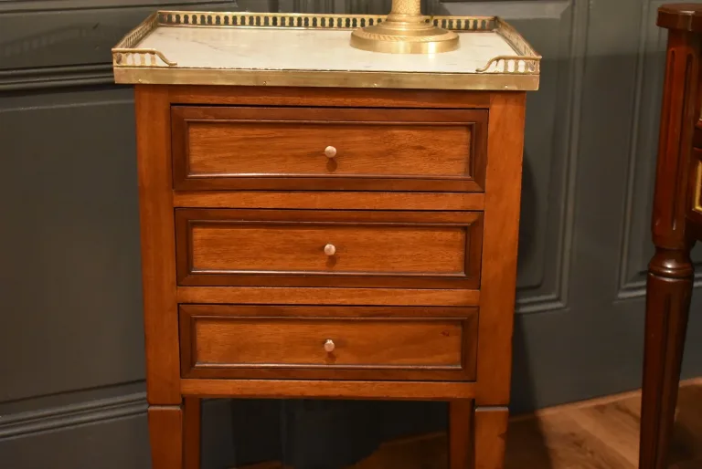Chevet de style Louis XVI en acajou