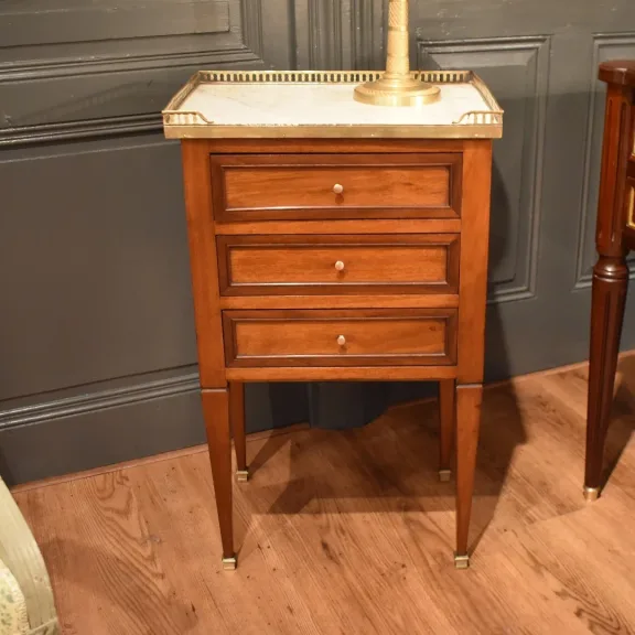 Chevet de style Louis XVI en acajou