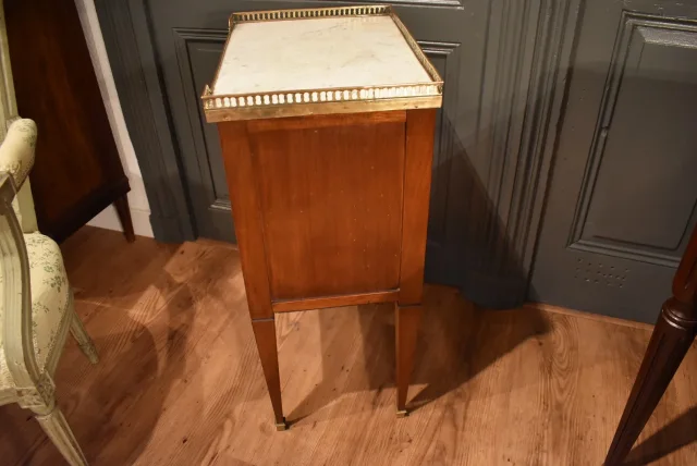 Chevet de style Louis XVI en acajou