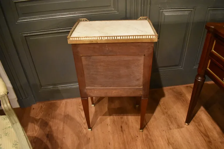 Chevet de style Louis XVI en acajou