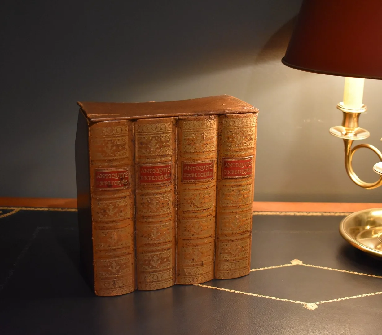 Boite en faux livres