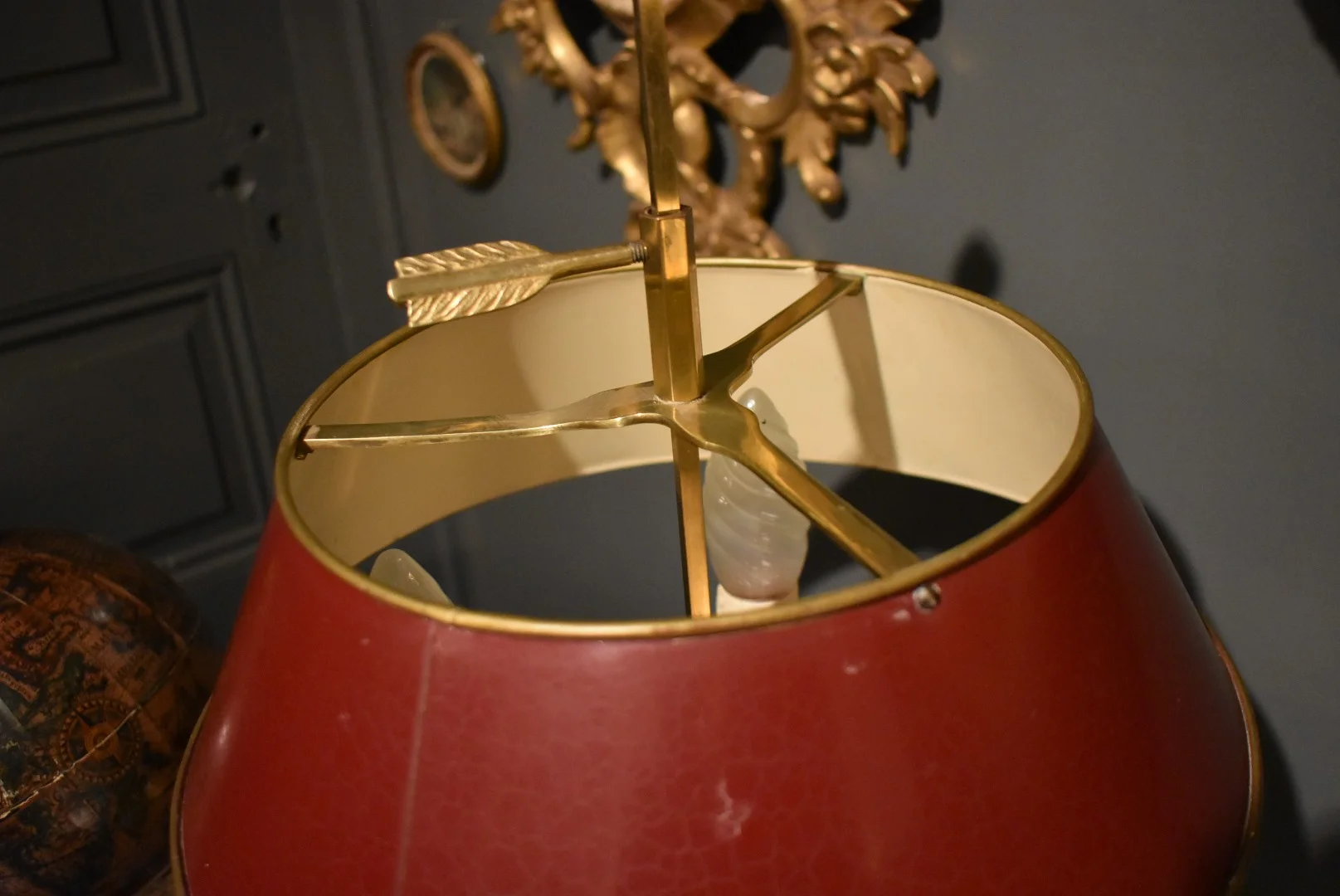 Lampe bouillotte à trois feux avec abat jour rouge