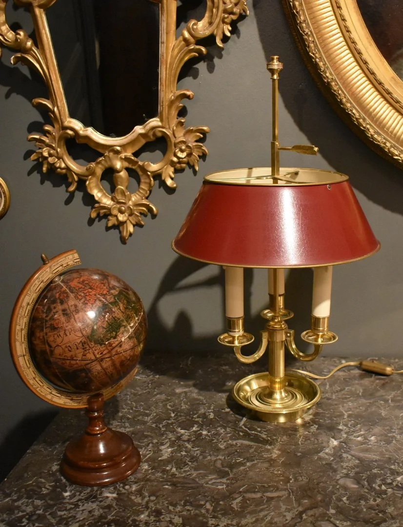 Lampe bouillotte à trois feux avec abat jour rouge