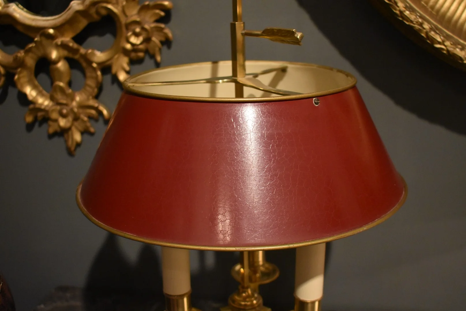 Lampe bouillotte à trois feux avec abat jour rouge