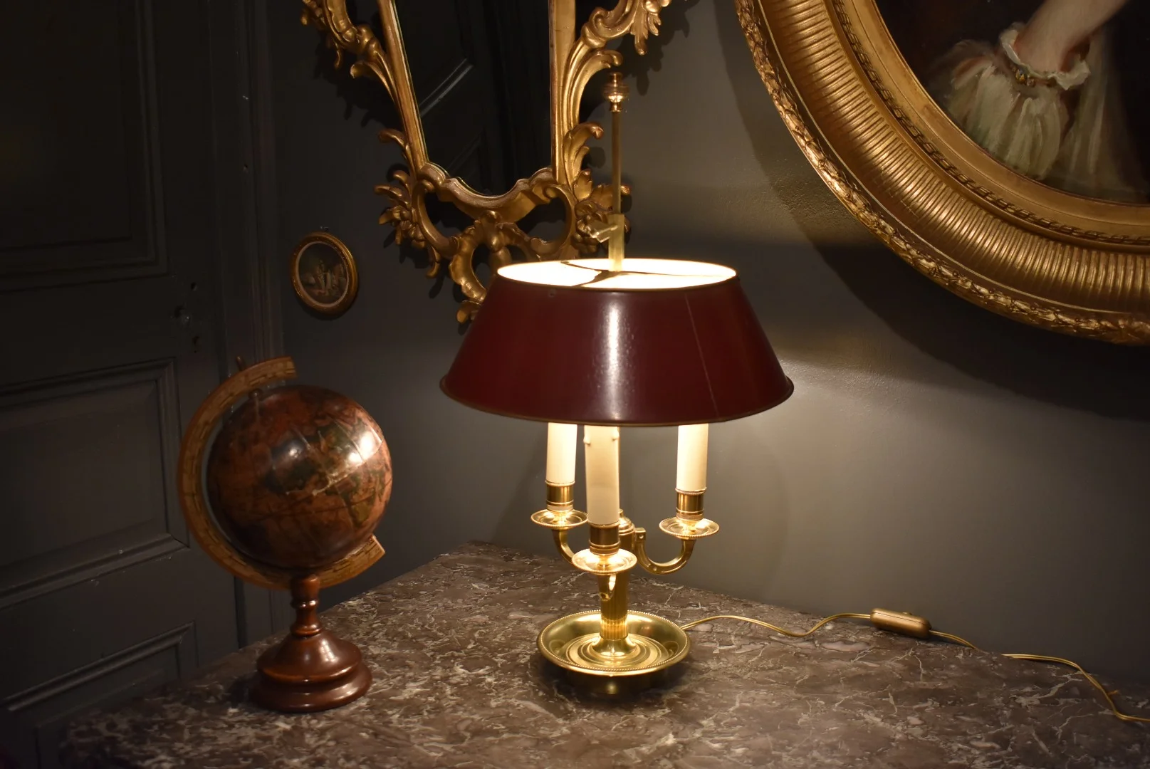 Lampe bouillotte à trois feux avec abat jour rouge