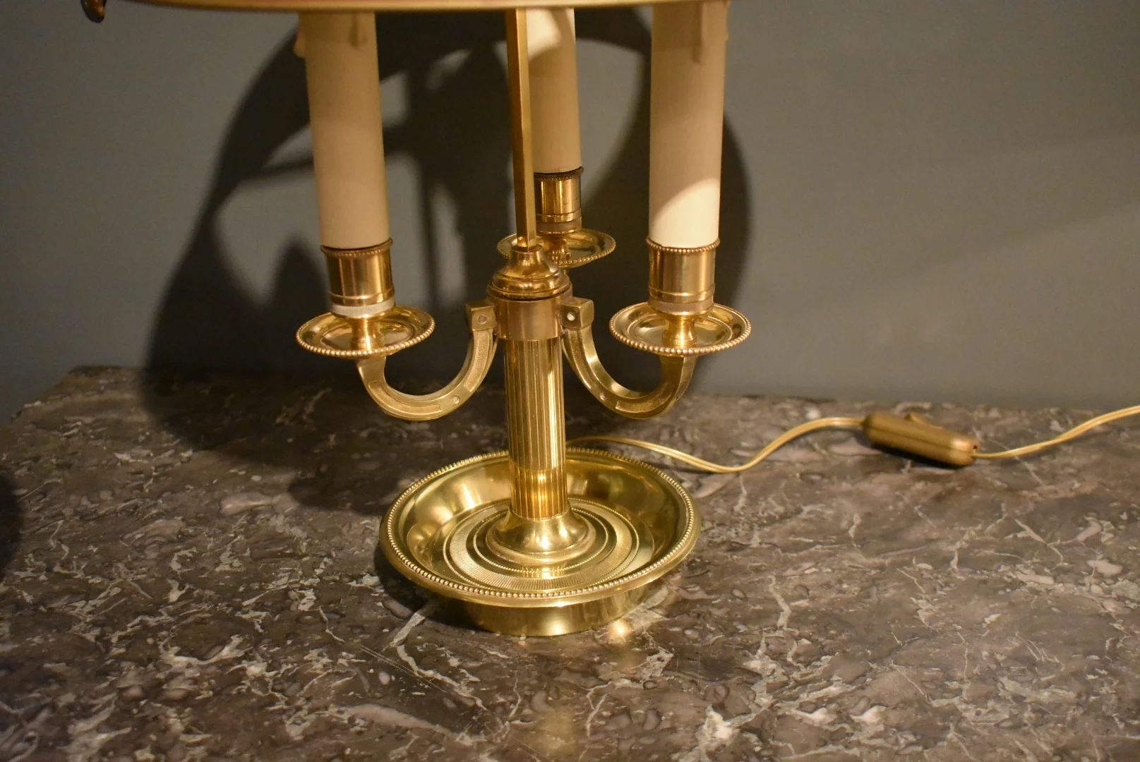 Lampe bouillotte à trois feux avec abat jour rouge