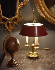 Lampe bouillotte à trois feux avec abat jour rouge